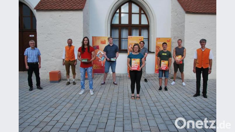 Die Absolventen (ab Dritter von links), Thomas Allgeier (Schreinerei Fischer, Ensdorf), Jonas Gräml (Ausbildungsbetrieb Eichenseer, Fiederhof), Pia Spieß (Schreinerei Gössl, Hirschbach), Alois Rank (Ausbildungsbetrieb Eichenseer, Fiederhof), Leon Aures (Schreinerei Pirner, Sulzbach-Rosenberg), Jonas Prösl (Holz Sigi, Immenstetten), mit den Vertretern der Schreinerinnung Sulzbach-Rosenberg, Werner Rösl (links), Richard Siegler (Zweiter von links) und Hubert Fischer (rechts). Bild: gsp