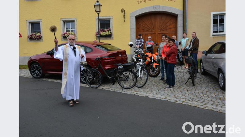 Segnend zog Pfarrseelsorger Pater Benedikt Leitmayr am Sonntag über den Pfarrer-Naber-Platz und erbat Gottes Schutz für die aufgestellten Fahrzeuge sowie die Lenker und weiteren Insassen. Bild: jr
