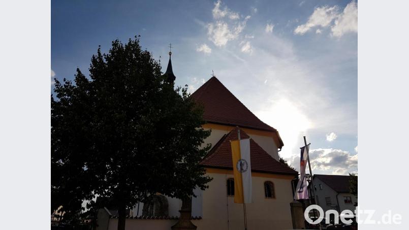Vorplatz mit Kirchenfahnen Bild: hzi