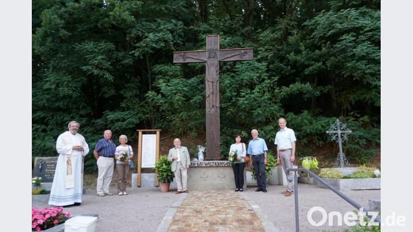 Sie freuten sich nach der Segnung des Friedhofskreuzes und der Gedenktafel über ein gelungenes Werk: (von links) Pfarrer Markus Ertl, das Ehepaar Hartinger, Museumsleiter Peter Lichtenberg, das Ehepaar Wildenauer und Bürgermeister Konrad Kiener. Bild: she