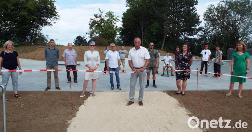 Der neue Skatepark in Kümmersbruck ist eröffnet. Das Band durchschneiden Bürgermeister Roland Strehl (Mitte), Helena Schubert (rechts daneben) und dies gemeindliche Jugendbeauftragte Sonja Finsterer (rechts). Bild: e