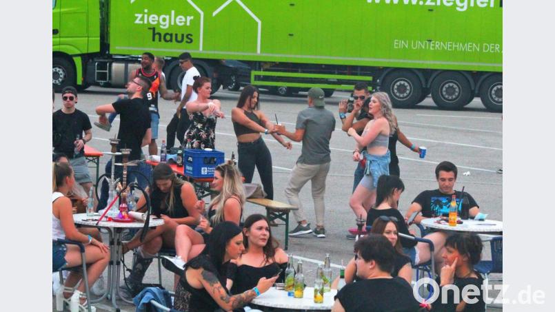 Die einen blieben am Platz sitzen, die anderen begannen neben ihrem Tisch zu tanzen - so sieht Open-Air-Disco in Coronazeiten aus. Bild: stg