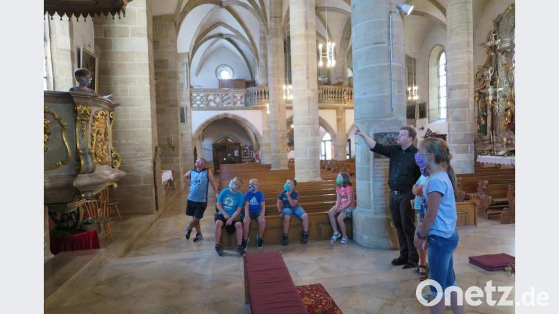 „Auf der Unterseite des Schalldeckels an der Kanzel befindet sich eine Taube“, erklärte Stadtpfarrer Thomas Kraus den Erstkommunionkindern. Bild: jzk