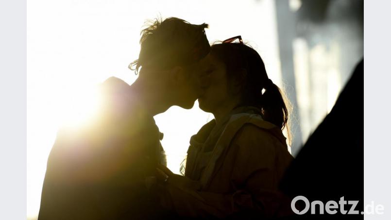 Rund um das heiße Wetter kursieren viele Tipps und Mythen. Doch welche sind wahr und welche sollte man überdenken? Symbolbild: Alexander Körner/dpa