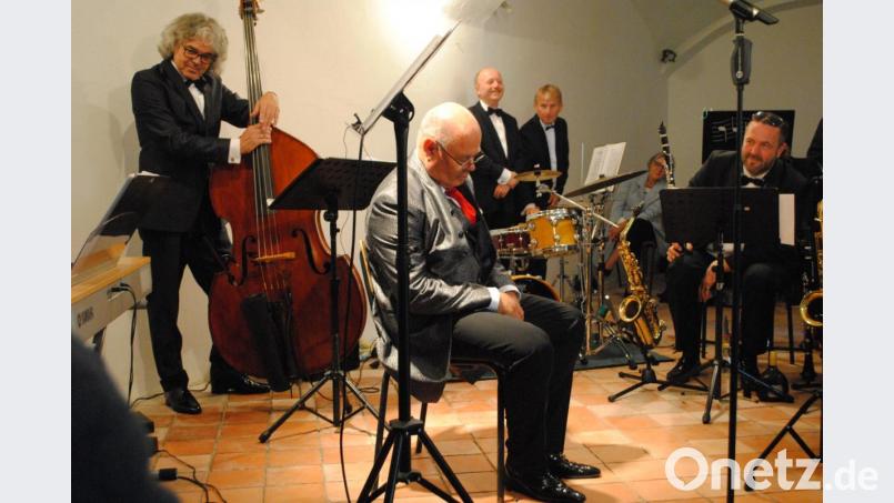 Heiter-frivol ging es weiter, mit Schauspiel und Gesang bis zur gewitterbedingten Fortsetzung im Marstall. Bild: gge