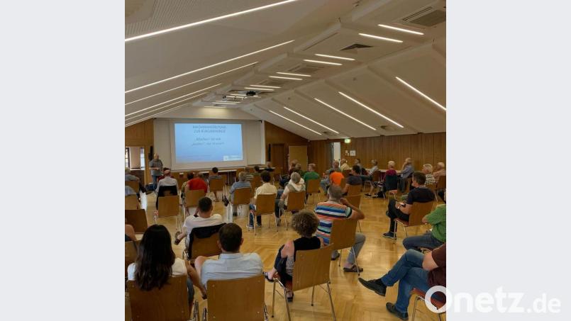 Josef Langgärtner (vorne, links) informiert die Parksteiner über die Möglichkeiten zur Gründung einer Bürgerenergiegenossenschaft. Bild: bey