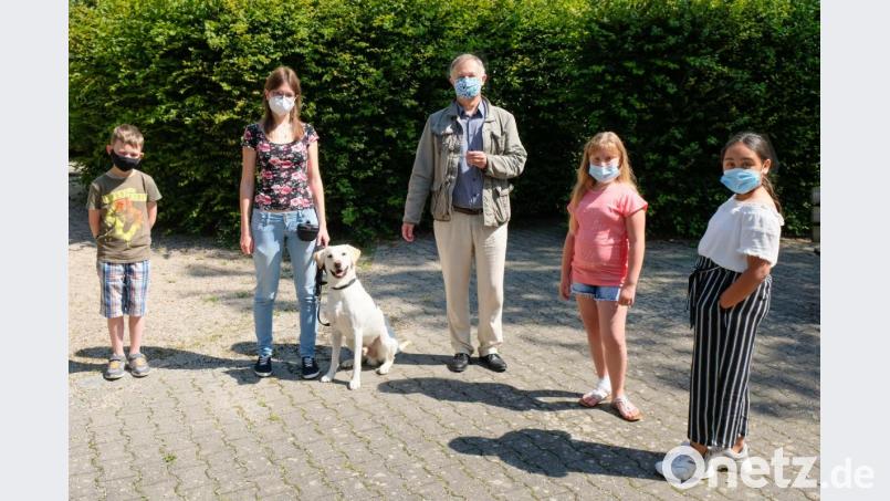Johanna Zahner und ihr Hund Buddy (Mitte): Nicht nur die Schulkinder sind begeistert, sondern auch Jugendreferent Harald Knerer-Brütting. Bild: Sibylle Sandner/exb