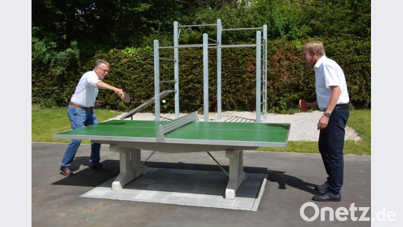 Ihre Künste an der Tischtennisplatte zeigten Bürgermeister Franz Stahl (links) und sein Herausforderer, Dritter Bürgermeister Norbert Schuller. Einen Sieger im Eröffnungsmatch gab es nicht, aber durchaus ansehnlichen Sport. Bild: jr