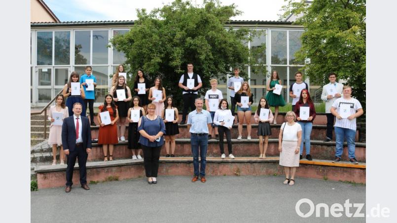 Die erfolgreichen Absolventen der Werner-Porsch-Mittelschule mit den Jahrgangsbesten Jana Bauer, Emily Popp Cemre Ülker, Projektprüfungsbesten Benjamin Schott, Emily Popp und Lisa Geier, Rektorin Hedwig Forster, Klassenleiter und Konrektor Christian Hanauer, Elternbeiratsvorsitzender Heike Geier und Rathauschef Christian Porsch (vorne von rechts). Bild: hai