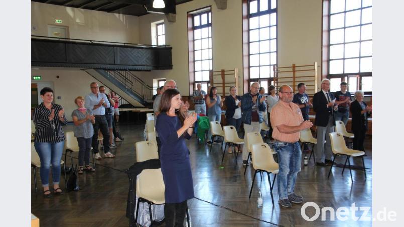 Mit stehendem Applaus dankten die anwesenden Mitglieder des Turnvereins Waldsassen der scheidenden Vorsitzenden Silvia Stark für ihre 30-jährige Arbeit im Vorstandsteam. Bild: kro