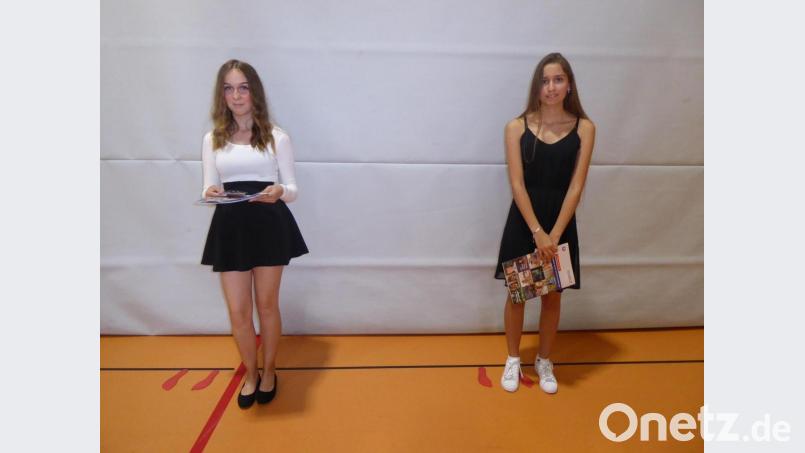 Ausgezeichnete Schülerinnen der 9a sind (von links) Christina Bauer und Victoria Scheuerer. Bild: Dreifaltigkeits-Mittelschule/exb