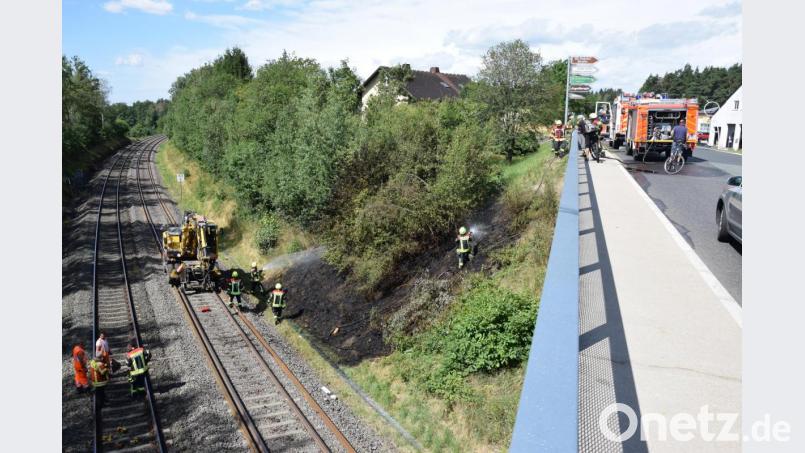Durch Funkenflug bei Trennarbeiten durch die Gleisbauarbeiten kam es am Dienstagvormittag zum Brand des Bahndamms an der Bahnstrecke in Immenreuth. Die Kräfte der örtlichen Feuerwehr konnten den Brand rasch unter Kontrolle bringen. Bild: mde