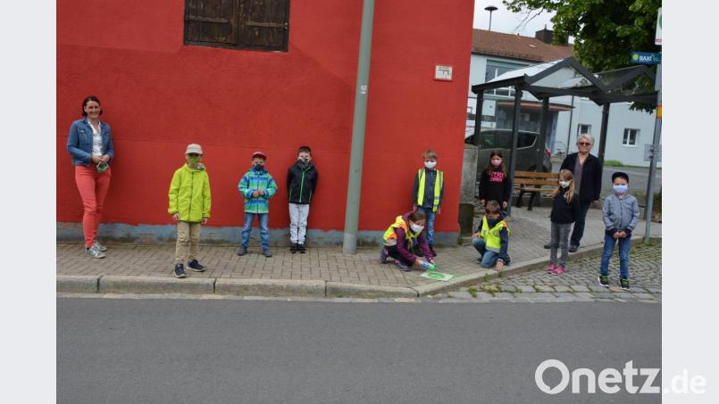 Der „grüne Punkt“ ist in Konnersreuth allgegenwärtig. Mittels einer Schablone wurden die Symbole an günstigen Stellen für Fußgängerwege aufgebracht. Mit im Bild Schulleiterin Johanna Reger (links) und Lehrerin Doris Czerwik (Zweite von rechts). Archivbild: jr