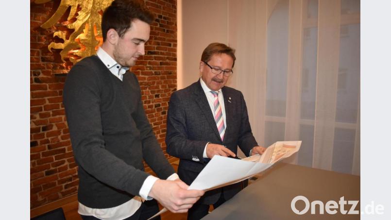 David Frischholz und Bürgermeister Hans Donko (von links) diskutieren im Rathaus die kulturellen Nutzungsmöglichkeiten des künftigen Bürgerhauses. Bild: Lucia Seebauer