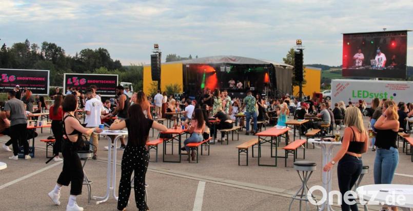 Wenn der Parkplatz zum "Mini-Dancefloor" wird. Schon nach kurzer zeit stehen die ersten Gäste tanzend neben den Tischen. Bild: stg
