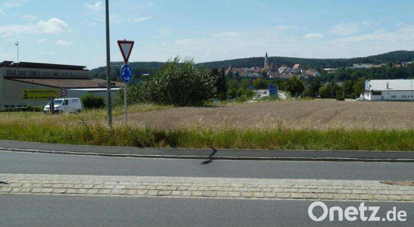 Auf diesem Grundstück an der Ecke Staatsstraße 2156 (links) / Kreisverkehr / Sauerzapfstraße (Vordergrund) soll das neue Therapiezentrum entstehen. Bild: Wilhelm Amann