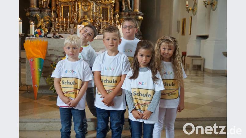 Pfiffige Ausscheider-T-Shirts haben die zukünftigen Abc-Schützen erhalten. Bild: njn