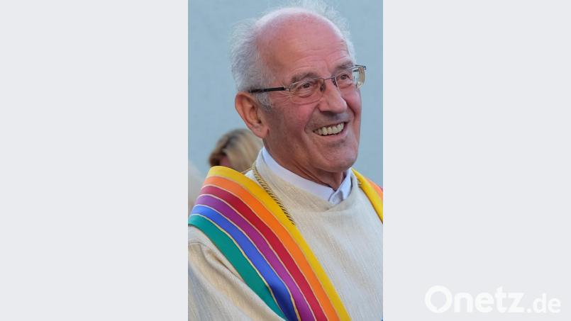 Immer freundlich und positiv sowie mit einem Lächeln auf den Lippen. So ist Pfarrer Franz Winklmann und ist deshalb bei Alt und Jung beliebt. Mit einem Dankgottesdienst in Etzenricht, feierte die Pfarreiengemeinschaft mit dem Ruhestandsgeistlichen. Bild: wlr