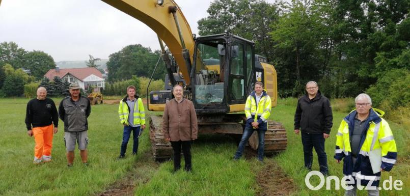 Die Erschließung des Baugebiets Kainsricht-West beginnt (von links): Hans Siegert (Wasserversorgung), der Vorarbeiter und der Bauleiter der Firma Mickan, Bürgermeister Peter Dotzler, die Ingenieure Sebastian Bojanowski (Seuss), Christian Gräßmann (Verwaltung) und Ferdinand Leidner (Seuss). Bild: dpe