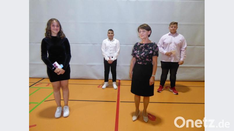 Aus der 9b als Beste geehrt wurden (von links) Kristina Baidin, Jahrgangsbester Ayoub Alsalehal sowie (rechts) Artur Freis, hier mit ihrer Klassenlehrerin Steffi Dehnert. Bild: Dreifaltigkeits-Mittelschule/exb