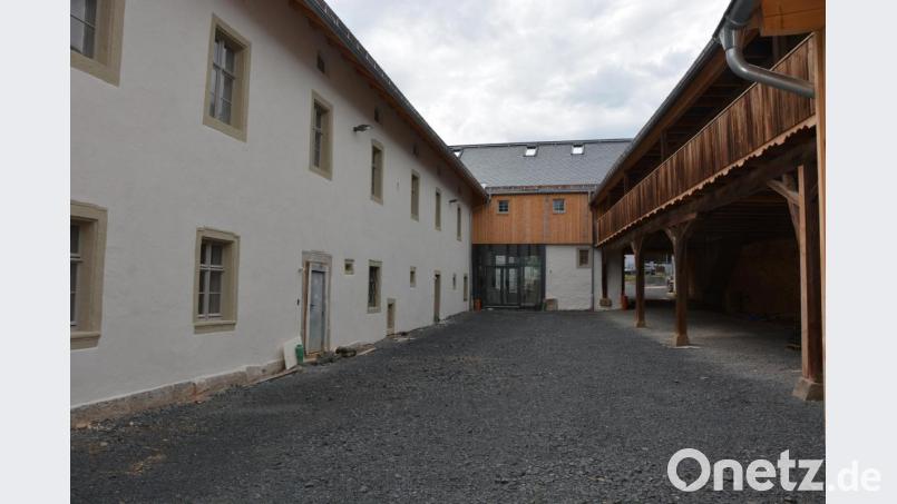 Den Bereich unter der Remise im Innenhof des Schafferhof-Anwesens (rechts) wollte der Teich- und Fischereiverein für zwei Fischmärkte im Oktober und vor Weihnachten nutzen. Der von der CSU eingebrachte Antrag wurde jedoch mit den Stimmen der Freien Wähler und der SPD abgelehnt. Bild: jr
