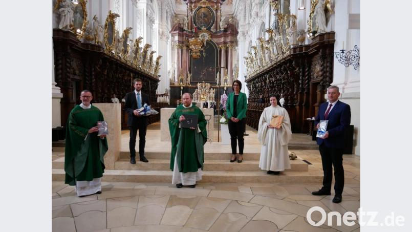 Mit herzlichen Dankesworten, Geschenken und den besten Wünschen für den neuen Wirkungskreis wurde Pfarrvikar Markus Hochheimer bei einem Festgottesdienst in der Basilika verabschiedet. Von links Stadtpfarrer Thomas Vogl, Andreas Grillmeier, Pfarrvikar Markus Hochheimer, Sabine Ernstberger, Schwester Raphaela und Dritter Bürgermeister Markus Scharnagl. Bild: hmr