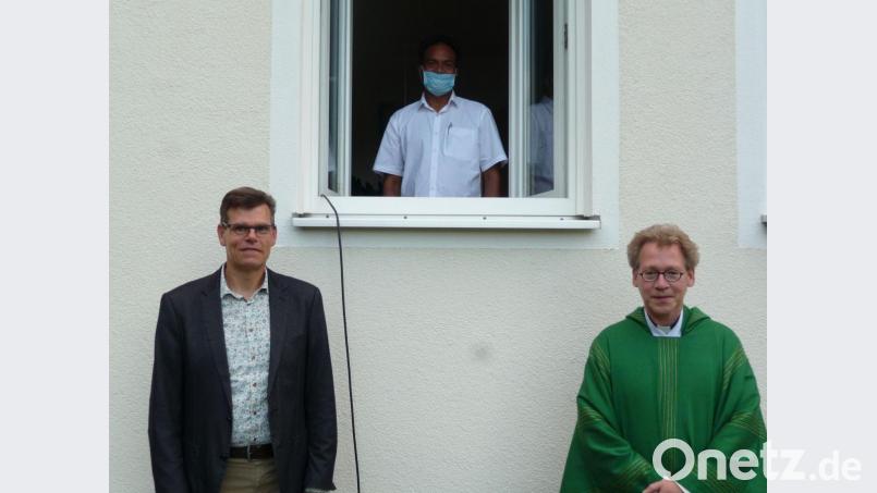 Von links: Der scheidende Gemeindereferent Martin Melchner, Pfarrer Thomas Saju und Dekan Christian Schulz. Bild: bba