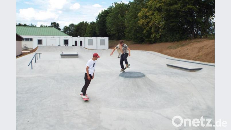 Die Jugendlichen probieren schon eifrig die neue Skateranlage in Kümmersbruck aus. Bild: e