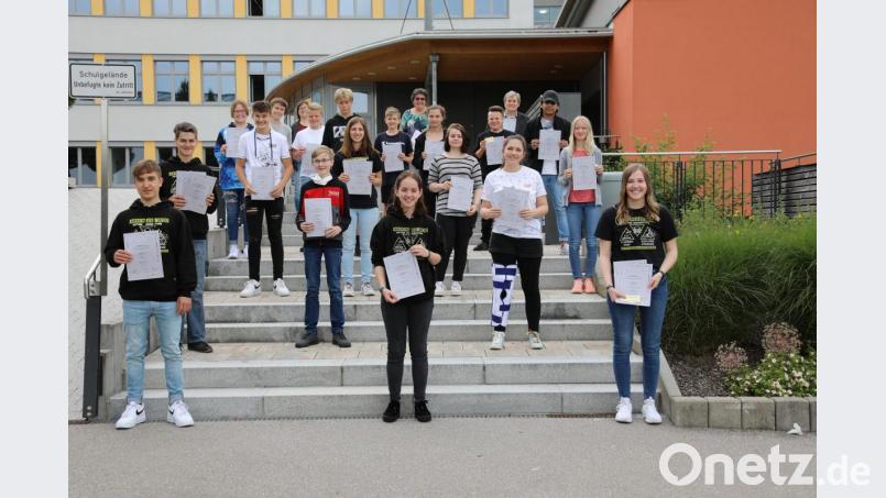 Die erfolgreiche Teilnehmer am Bundesjugendschreiben freuten sich über ihre Urkunden, die bei jeder Bewerbung ein zusätzlicher Türöffner sein können. Bild: akp