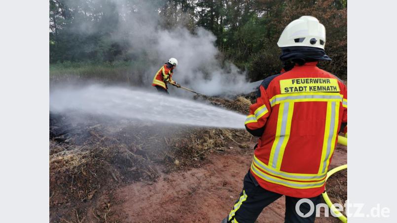 Mit mehreren Strahlrohren bekämpfen die Kräfte der Feuerwehr Kemnath den Brand in den &quot;Birken-Wiesen&quot; zwischen Kuchenreuth und Schwabeneggaten. Durch Handwerkzeuge werden Glutnester (Hintergrund) freigelegt. Bild: mde
