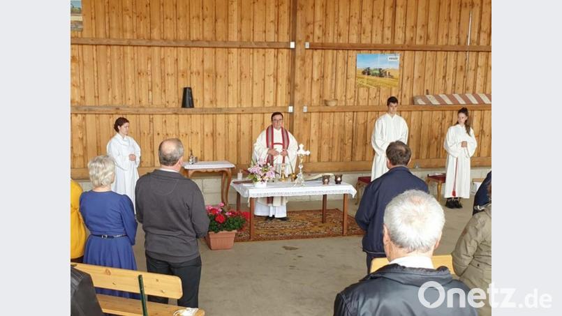 Pfarrer Konrad Amschl zelebrierte den Gottesdienst zum Jakobifest in einer Maschinenhalle in Marchaney. Bild: Berthold Bauer/exb