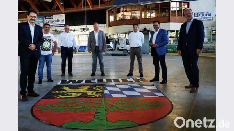 Sie tauschten sich übers Eishockey in Weiden aus (von links): Franz Vodermeier, Geschäftsführer der Blue-Devils-Spielbetriebs GmbH, Markus Emmerich, von den Freien Wählern Weiden, Thomas Siller, Vorsitzender 1. EV Weiden, Bernhard Herzog von den Freien Wählern Weiden, Tobias Hacker, zweiter Vorsitzender EV, MdL Tobias Gotthardt (Freie Wähler) und MdL Bernhard Pohl (Freie Wähler). Bild: Sandro Scheuerer/exb