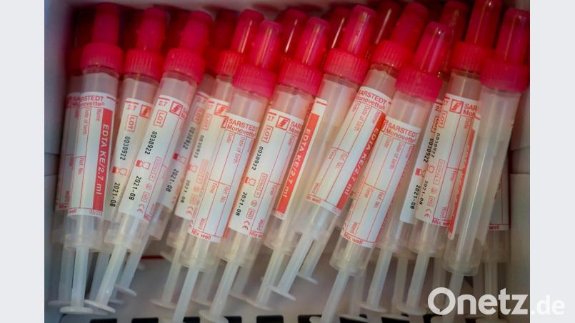 Proberöhren für die Blutentnahme liegen in einer Verpackung. Jeder soll sich in Bayern auf das Corona-Virus testen lassen können. Foto: Peter Kneffel/dpa Bild: Peter Kneffel/dpa