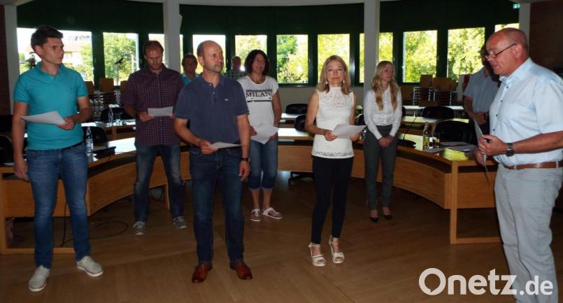 Im Wasser-Zweckverband vereidigte Vorsitzender Roland Strehl (rechts) die neuen Mitglieder (von links) Dominik Ernst, Markus Preissl, stellvertretender Vorsitzender Hans Ram, Lisa Übler, Veronika Frenzel und Elisabeth Gruber. Bild: e