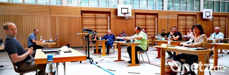 Der Wernberg-Köblitzer Marktrat will sich die „Jahrhundertchance“ auf einen geförderten Neubau einer Sporthalle nicht entgehen lassen, für den sich besonders Marianne Schieder (rechts) und Bürgermeister Konrad Kiener (links) stark gemacht haben. Bild: Thomas Dobler