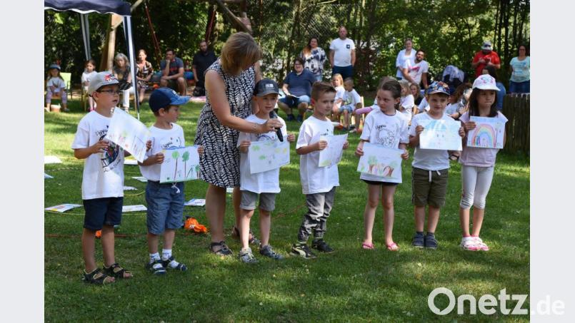 Zum Abschluss des Kindergartenjahres feierte die Regenbogen-Kindertagesstätte in Beidl eine Andacht im Garten des Kita. Alle Besucher wurden wegen Corona registriert und die Eltern mussten ihre Stühle selbst mitbringen. Bild: gb