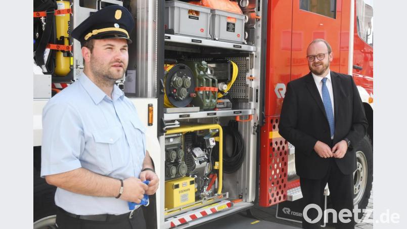 Kreisbrandrat Marco Saller und Landrat Andreas Meier stellen das neue Katastrophenschutzfahrzeug vor. Bild: Gabi Schönberger