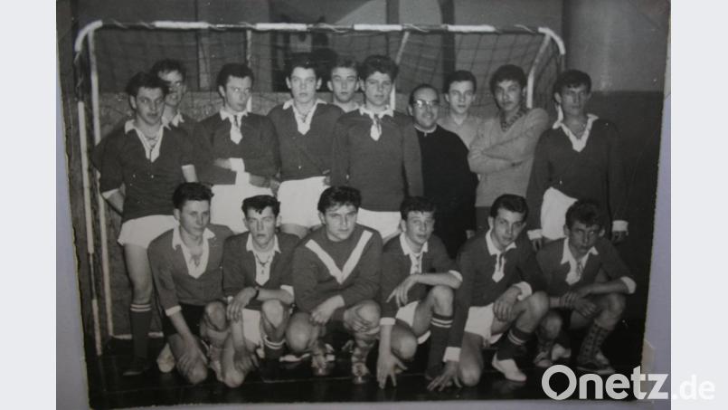 Im Spiel gegen die Mannschaft des Augustiner-Seminars Anfang der 1960 Jahre setzte es für die Kirchenthumbacher Kicker eine krachende Niederlage. Im Bild (stehend, von links) Ludwig Schneider, Sepp Seidl, Schorsch Bernhardt, Fritz Fürk, Pater Albrecht und Raimund Uhl (rechts) sowie (vorne, von links) Reinhold Bernhardt, Sepp Kellner, Günter Ehler, Georg Kausler, Siegfried und Helmut Thurn sowie einige der Augustiner-Schüler. Bild: gpa