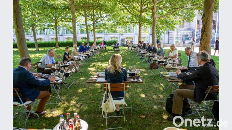 Kabinettsmitglieder sitzen unter der Leitung von Markus Söder (links Mitte, CSU), Ministerpräsident von Bayern, zur wahrscheinlich letzte Kabinettssitzung vor der Sommerpause, im unteren Hofgarten des Regierungssitz zusammen. Bild: Peter Kneffel/dpa