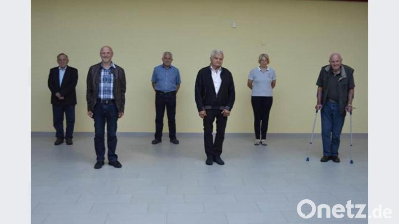 Die verabschiedeten Verbandsräte mit dem ehemaligen Verbandsvorsitzenden Josef Mörtl (vierter von links). Bild: Zweckverband zur Wasserversorgung Hohenkemnather Gruppe/exb