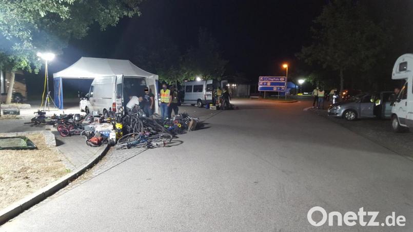 Manchmal ist es Diebesgut, manchmal legale Ware für Märkte, die die Polizei bei Fahrzeugüberprüfungen wie dieser Großkontrolle in der Nacht auf der A6 bei Waidhaus entdeckt. Wichtig für die Fahnder ist, dass Diebstähle schnell bei der Polizei gemeldet werden, um mögliches Diebesgut bei Kontrollen auch als solches zu erkennen. Bild: Stefan Moller/exb
