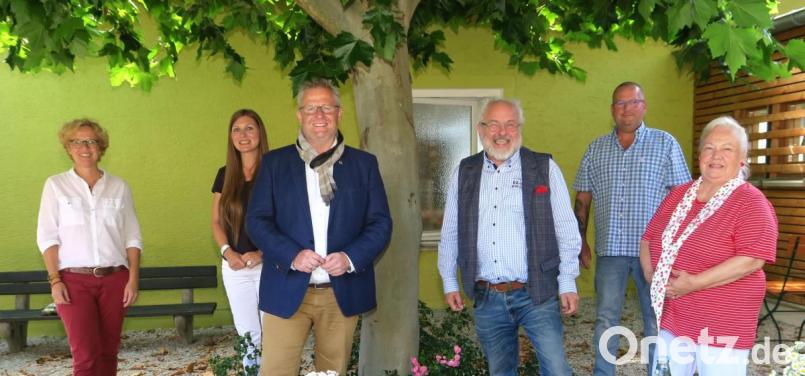 Abschiedsfeier unter dem Ahornbaum im Lesegarten der Stadtbibliothek: Das Bild zeigt von links: Susanne Lehnfeld, Leonie Flachsmann, Andreas Feller, Alfred Wolfsteiner, Jürgen Liebl und Angela Wolfsteiner. Bild: Hirsch