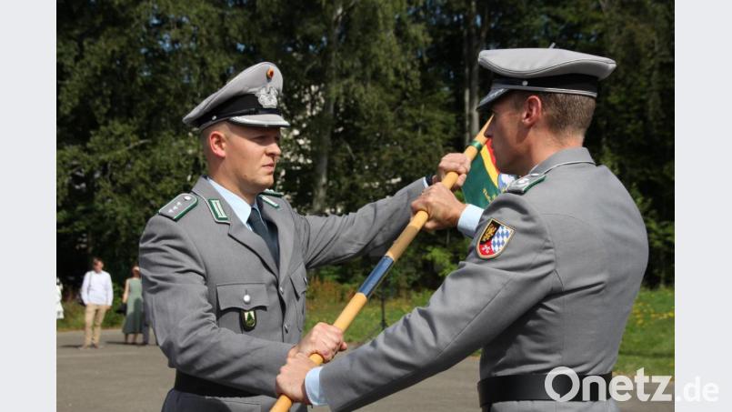 Bataillonskommandeur Oberstleutnant Andreas Bleek (rechts) reichte den Wimpel der dritten Kompanie an den neuen Chef, Hauptmann Volker Lisson, weiter. Bild: frd
