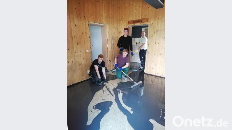 Lukas Spießmacher, Josef Dantl, Julian Mayerhöfer und Jens Simon (von links) beim Aufbringen des neuen Bodens. Bild: adj