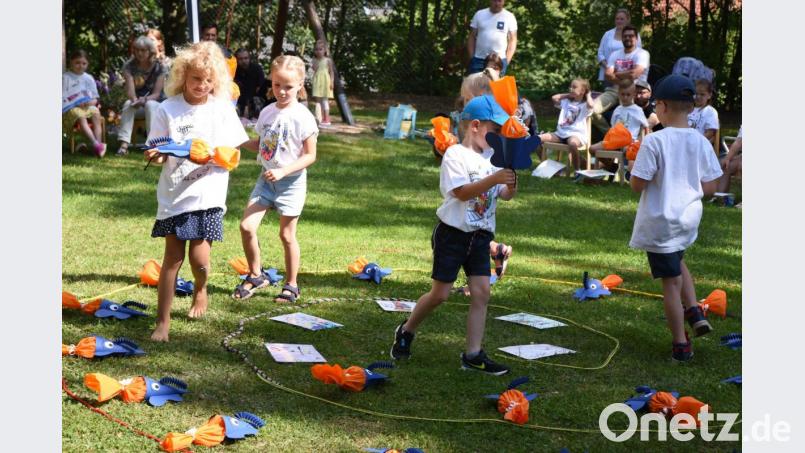 Zum Abschluss des Kindergartenjahres feierte die Regenbogen-Kindertagesstätte in Beidl eine Andacht im Garten des Kita. Alle Besucher wurden wegen Corona registriert und die Eltern mussten ihre Stühle selbst mitbringen. Bild: gb