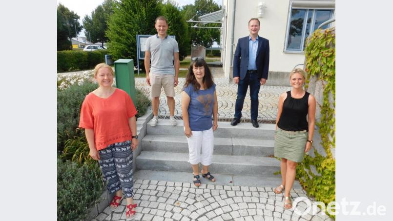 Die Macher des Ferienprogramms: (von links) Silke Hertel, Stefan Steininger und Claudia Fischer sowie Bürgermeister Manfred Porsch und Jugendbeauftragte Ursula Veigl. Bild: hai