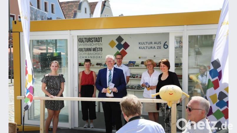 Cebb-Leiterin Veronika Hofinger, Kulturamtsleiterin Susanne Lehnfeld, Programmmanager David Bender (von rechts) und Oberbürgermeister Andreas Feller (vorne) sind froh, dass das Kulturstadtjahr am Samstag doch noch beginnt. Mit im Bild Veronika Krížková vom Cebb (links) und Nicole Zwicknagel vom Kulturamt (Zweite von links). Bild: Gerhard Götz