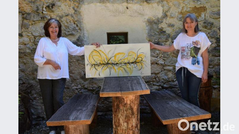 Bis Ende August stellt die gebürtige Ambergerin Angelika Zobel (links) ihre neue Bilderserie &quot;Kreuz und Quer&quot; in der Hammermühle bei Beate Schaller (rechts) aus. Bild: bö