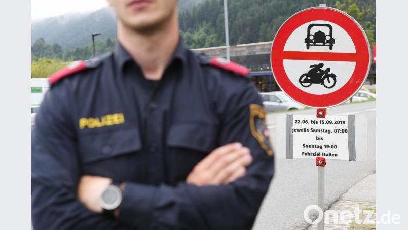 In Tirol gibt es derzeit wieder Fahrverbote auf Ausweichstrecken. Bild: Angelika Warmuth/dpa