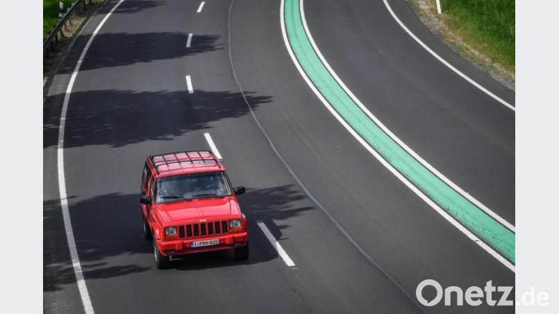 Die grüne Linie mit den drei Fahrspuren auf der B 303 soll bis Marktredwitz fortgeführt werden. Bild: Florian Miedl